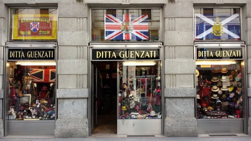 Ditta Guenzanti, &quot;negozio pi&ugrave; antico di Milano specializzato in accessori per abbigliamento e tessuti anglosassoni&quot;, Milano