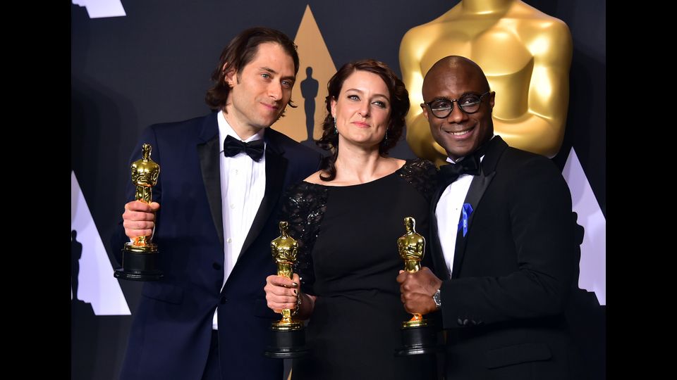 Jeremy Kleiner, Adele Romanski and Barry Jenkin mostrano l'Oscar per 'Moonlight' (Afp)&nbsp;
