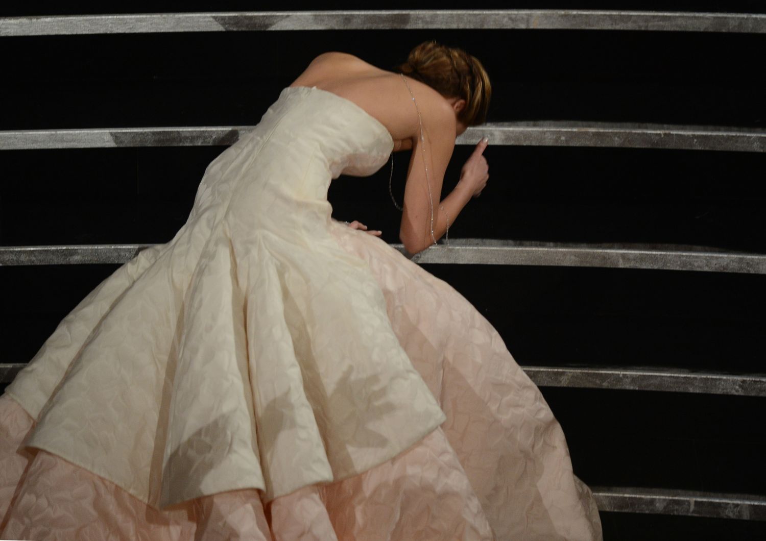 &nbsp;Jennifer Lawrence cade agli Oscar 2013 (foto Afp)