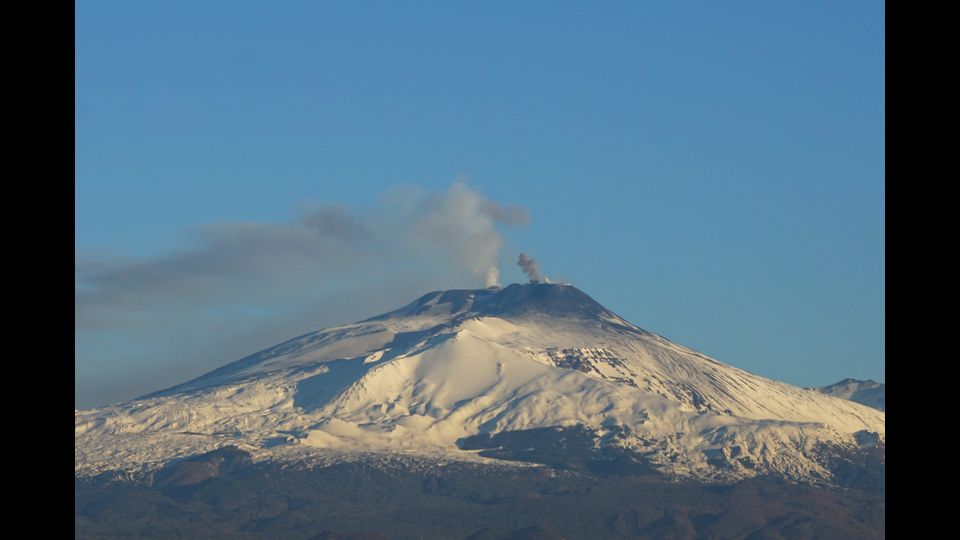 L'eruzione dell'Etna vista da Catania (Afp)&nbsp;