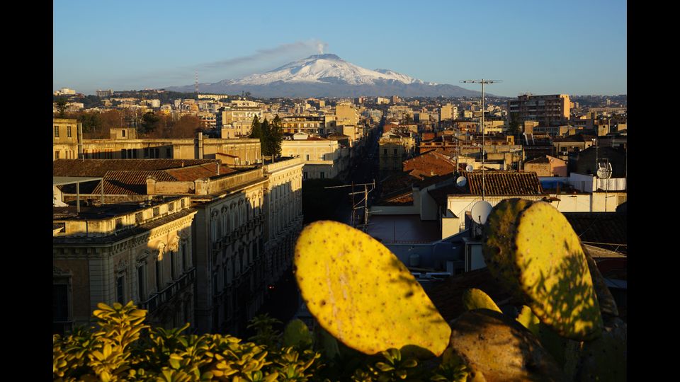 L'eruzione dell'Etna vista da Catania (Afp)&nbsp;