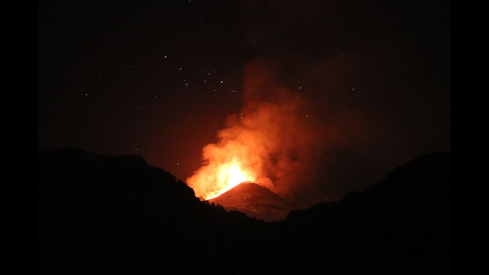 I fenomeni sono al momento concentrati nella zona sommitale del vulcano attivo piu' alto d'Europa, e non costituiscono un pericolo ne' per le cose ne' per le persone.&nbsp; (Afp)&nbsp;