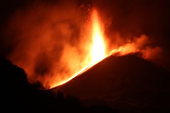 L'Etna non si ferma e prosegue l'eruzione iniziata ieri pomeriggio: la lava, frutto di un'attivita' stromboliana, continua a fuoriuscire anche se con energia leggermente meno intensa. (Afp)