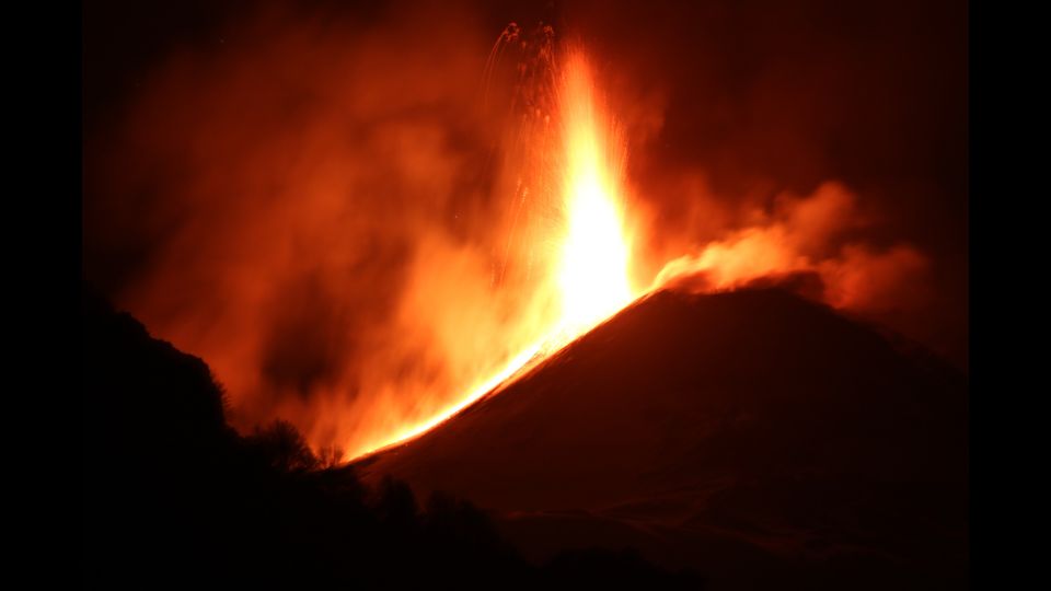 L'Etna non si ferma e prosegue l'eruzione iniziata ieri pomeriggio: la lava, frutto di un'attivita' stromboliana, continua a fuoriuscire anche se con energia leggermente meno intensa. (Afp)