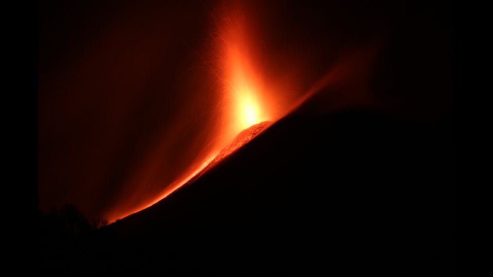 Per tutta la notte e' stato possibile vedere le fontane di lava, esplosioni ed emissione di una piccola colata con un braccio che emerge dalla bocca che si e' formata sulla sella che unisce il vecchio e il nuovo cratere di Sud-Est; adesso si dirige verso Torre del Filosofo e appare meno alimentato di ieri.&nbsp;(Afp)&nbsp;