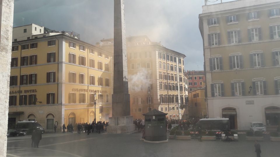 &nbsp;Alcuni petardi e bombe carta sono stati fatti esplodere durante la protesta indetta dall'Associazione &quot;Marinerie d'Italia e d'Europa&quot; a piazza Montecitorio.