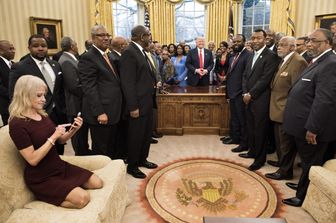 L&rsquo;abito non fa il monaco? Nello Studio Ovale s&igrave;. E non solo il vestiario, ma anche il contegno e il modo di sedere. Lo ha imparato a sue spese Kellyanne Conway, consigliera del Presidente Donald Trump finita al centro di un attacco mediatico su Twitter per alcune foto dell&rsquo;Agenzia France Presse. Gli scatti la immortalano con i tacchi, seduta sui talloni e con le gambe leggermente divaricate sul divano dello Studio Ovale. Non solo: il tutto avveniva luned&igrave; mentre Donald Trump incontrava per la prima volta i leader degli storici college e universit&agrave; per afroamericani, riuniti sotto la sigla &ldquo;HBCU&rdquo; (Historically black colleges and universities) .