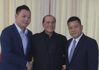Silvio Berlusconi e, a destra, Li Yonghong