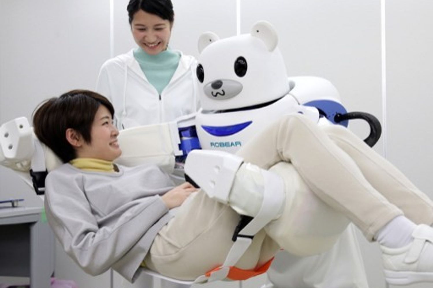 Una foto del 2015 mostra il Robear al lavoro al Riken Institute in Giappone