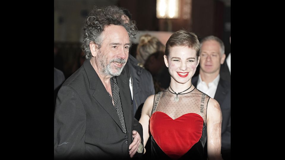 Beatrice Vio con il regista americano Tim Burton durante la premiere del suo film &quot;La Casa per bambini speciali di Miss Peregrine a Roma&nbsp;