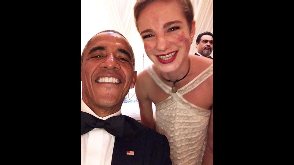 Alla cena di Stato organizzata alla Casa Bianca, l'ex presidente degli Usa Barack Obama si scatta un selfie con Bebe Vio