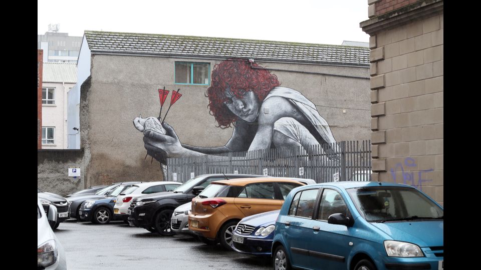 E se le religioni dividono, l&rsquo;opera dell&rsquo;artista francese MTO &quot;Il figlio di Protagora&rdquo; invia un messaggio potente di unit&agrave;: un ragazzo &ndash; il figlio del filosofo dell&rsquo;agnosticismo , appunto &ndash; stringe tra le mani una colomba uccisa da due frecce, una cattolica e una protestante.&nbsp;&nbsp;(Foto Afp)