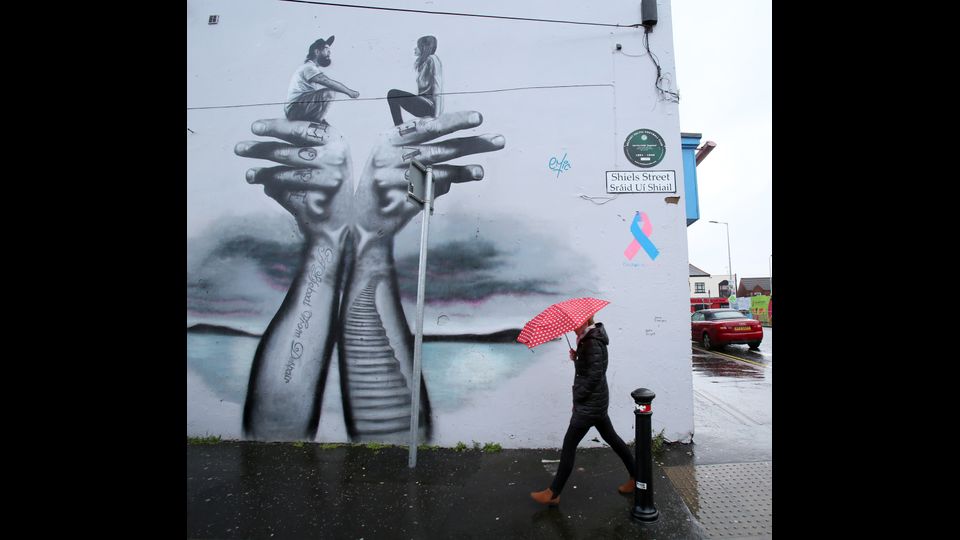 Nel centro storico negli anni sono spuntati murales colorati e non politici, ma nel resto della citt&agrave;, soprattutto nei quartieri cattolici e protestanti, le opere sono l&igrave; a rimarcare il territorio. (Foto Afp)