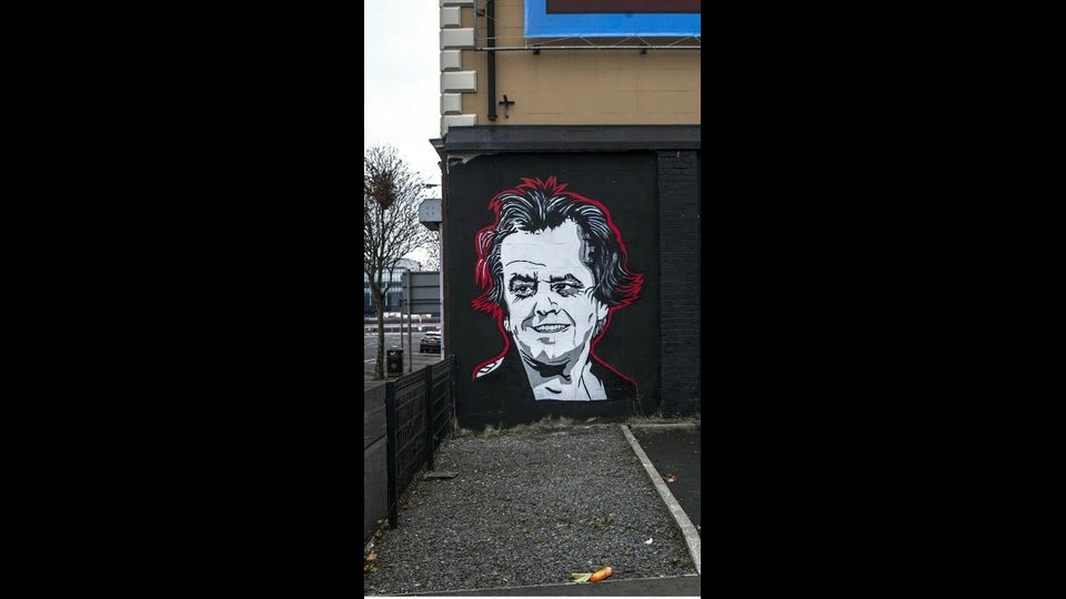 Sull'enorme parete 'sfilano' uno dopo l'altro Leonardo DiCaprio, Jack Nicholson, Bruce Lee, passando per David Bowie e Noel Gallagher.(Foto Facebook Glen Molloy)