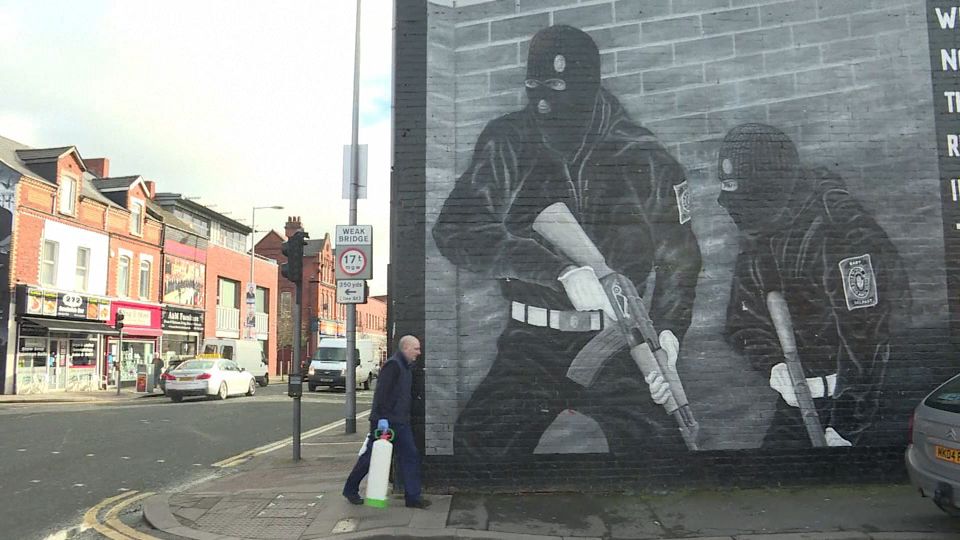 Le elezioni regionali anticipate nell'Irlanda del Nord del 2 marzo hanno sancito la vittoria del partito unionista democratico (Dup). L'assemblea regionale di Stormont, a Belfast, ha cambiato sostanzialmente l'assetto, perch&eacute; i partiti unionisti - &nbsp;favorevoli a rimanere nel Regno Unito - per la prima volta hanno perso la maggioranza assoluta, che aveva un valore altamente simbolico. Ora si rischia uno stallo che minaccia la stessa divisione del potere tra protestanti e cattolici prevista dagli accordi del Venerd&igrave; santo del 1998. &nbsp;(Foto Afp)