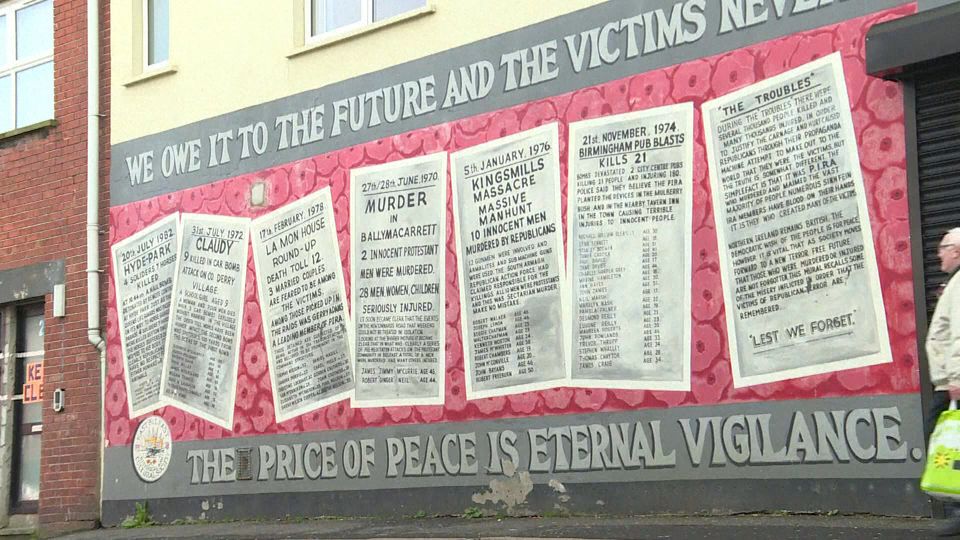 &ldquo;Nell&rsquo;Irlanda del Nord essere apolitici, vuol dire fare politica. Difendere l&rsquo;estetica, divertirsi, rendere la citt&agrave; pi&ugrave; bella equivale a inviare un messaggio potente&rdquo;, ha spiegato Adam Turkington, fondatore &nbsp;cinque anni fa del movimento artistico &ldquo;Hit the North&rdquo;.&nbsp;&nbsp;(Foto Afp)
