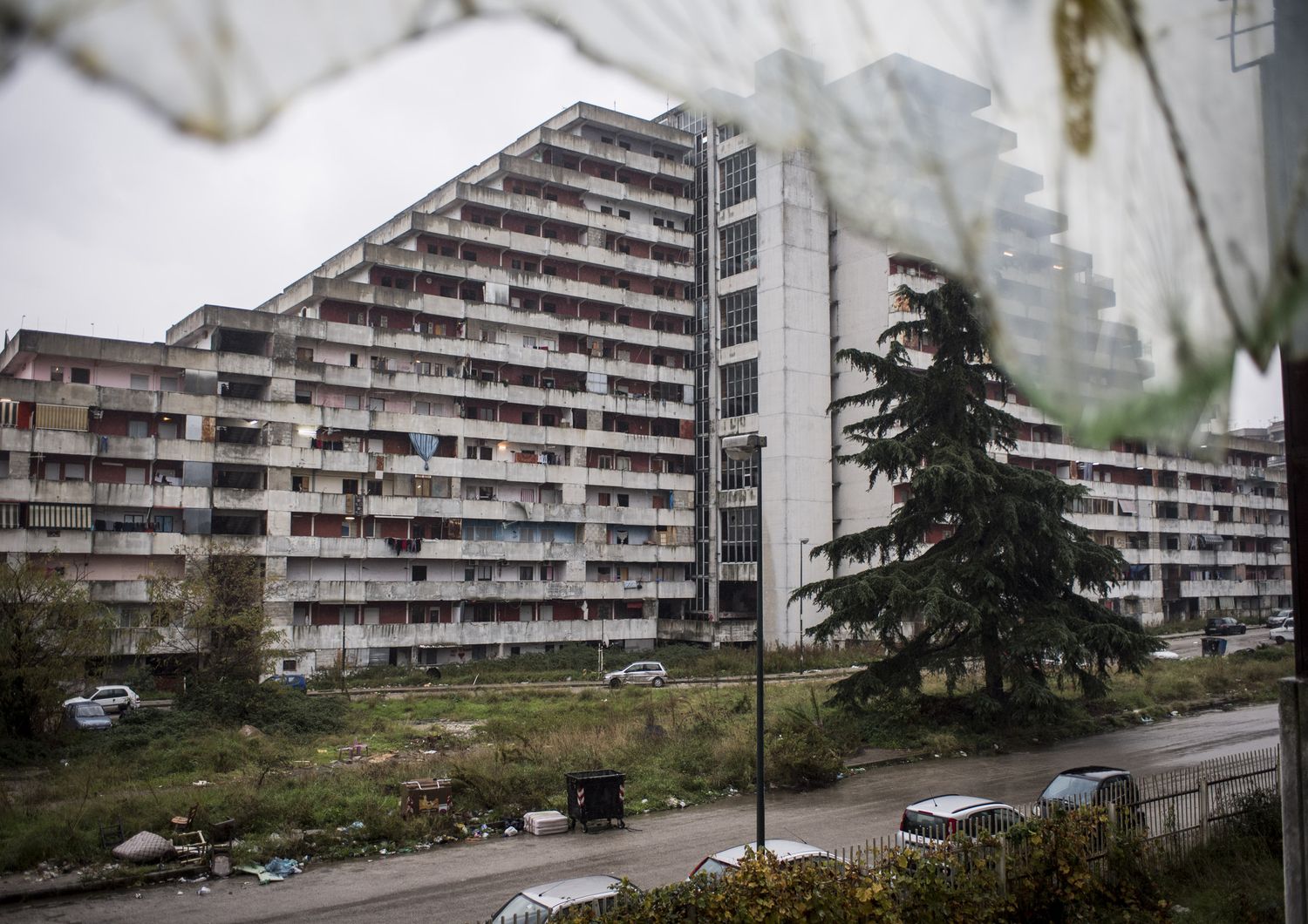 Napoli, continuano i trasferimenti degli abitanti delle Vele di Scampia verso le nuove abitazioni costruite in Via Labriola. Nella foto la vela rossa (AGF)&nbsp;