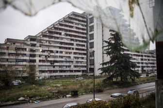 Napoli, continuano i trasferimenti degli abitanti delle Vele di Scampia verso le nuove abitazioni costruite in Via Labriola. Nella foto la vela rossa (AGF)&nbsp;