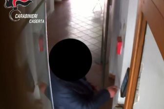 Un altro caso di 'furbetti del cartellino', questa volta i sono due dipendenti&nbsp;del 'Museo archeologico dell'Agro Atellano di Succivo. Nelle immagini diffuse dai&nbsp;Carabinieri della compagnia di Marcianise, nel casertano, si vedono due lavoratori passare i badge e poi andare via dal museo. I dipendenti 'infedeli' sono ritenuti responsabili di falsa attestazione della presenza in servizio, mediante condotta fraudolenta e sono ora agli arresti domiciliari. Per uno dei due indagati i Carabinieri hanno anche accertato che nell'orario di lavoro gestiva un centro scommesse vicino al museo.Altre 13 persone, tutte in servizio presso la stessa struttura, sono indagate.&nbsp;