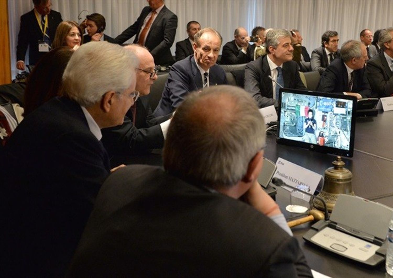 Il Presidente Sergio Mattarella durante il colloquio con l'astronauta Samantha Cristoforetti, in collegamento audio video dalla Stazione Spaziale Internazionale&nbsp;