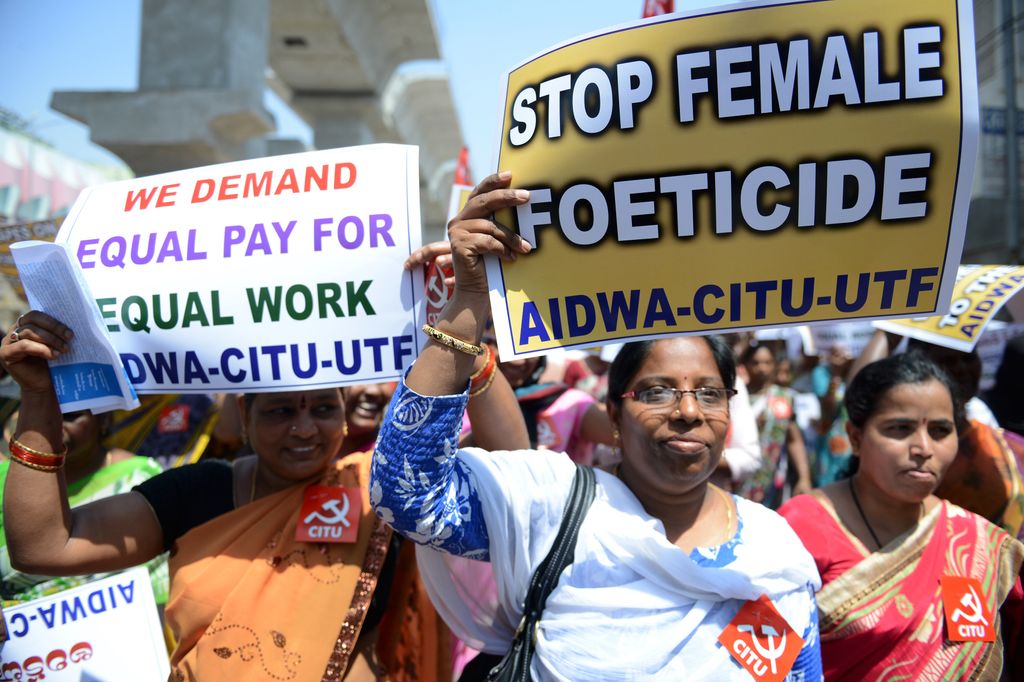 Hyderabad - IndiaMembri dell'Associazione delle donne indiane (AIDWA) sono scese in strada per protestare contro le violenze e le disparit&agrave;. &quot;Gli stupri sono una vergogna per il Paese&quot;, si legge sui cartelli. E ancora: &quot;Chiediamo lavori e stipendi uguali&quot;.&nbsp;&nbsp;(Afp)&nbsp;