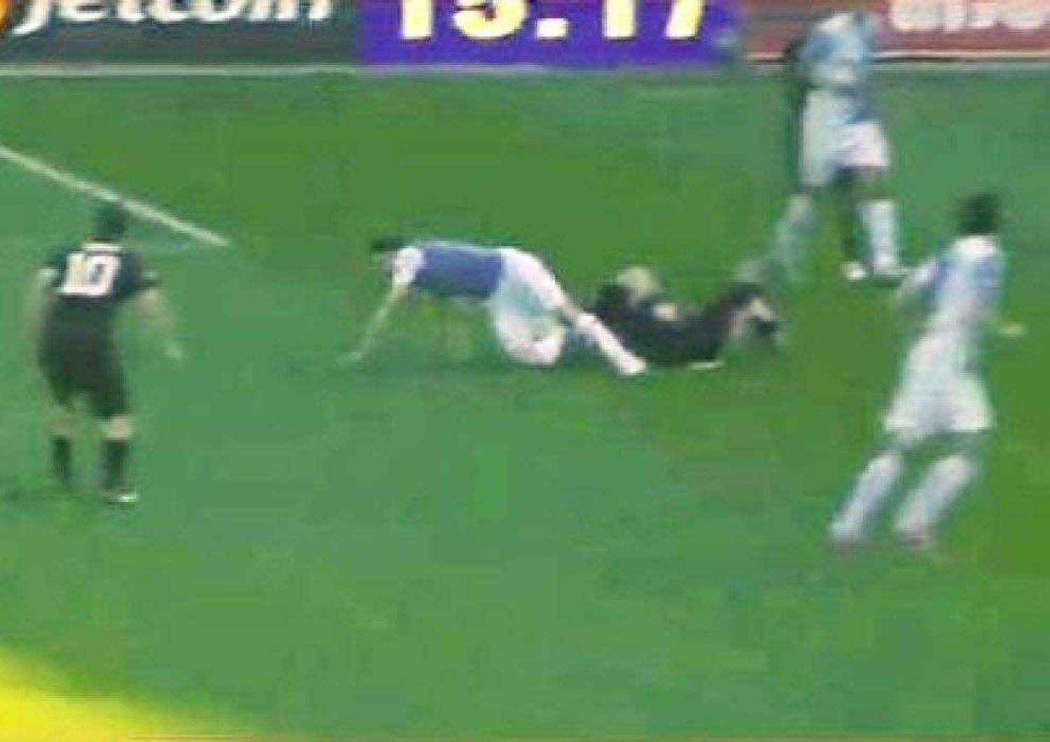 Calcio: tragico scontro con Nainggolan, Mattiello si spezza la gamba - video