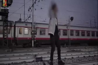 &nbsp;Ragazzo muore travolto da treno a Soverato per gara di selfie