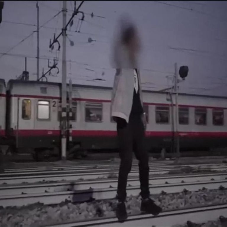 &nbsp;Ragazzo muore travolto da treno a Soverato per gara di selfie