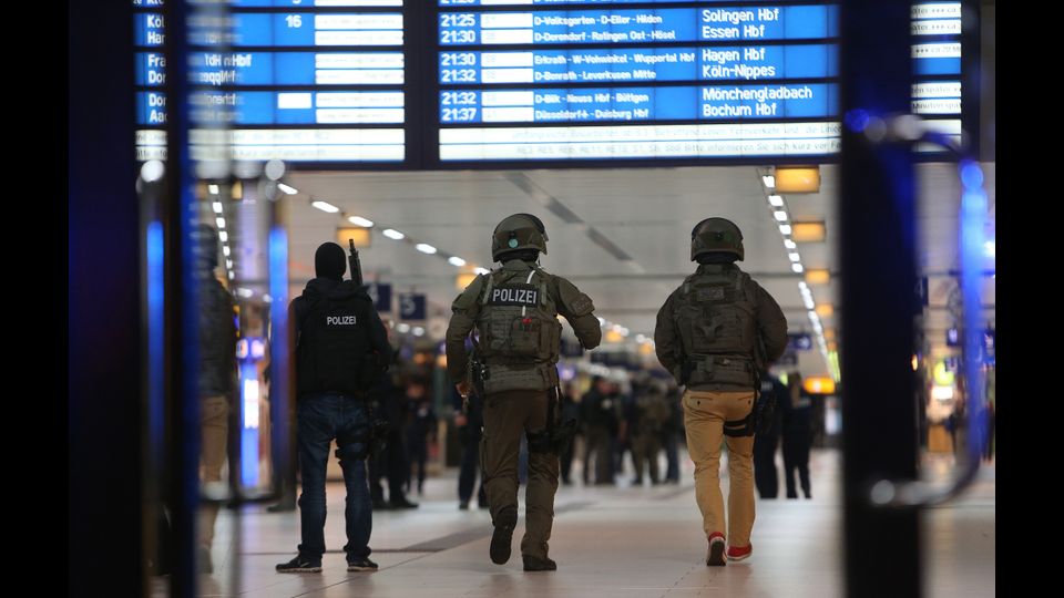 &nbsp;Una persona armata di ascia ha attaccato la stazione di Dusseldorf, in Germania, ferendo nove persone, tra le quali due donne di nazionalit&agrave; italiana.&nbsp;