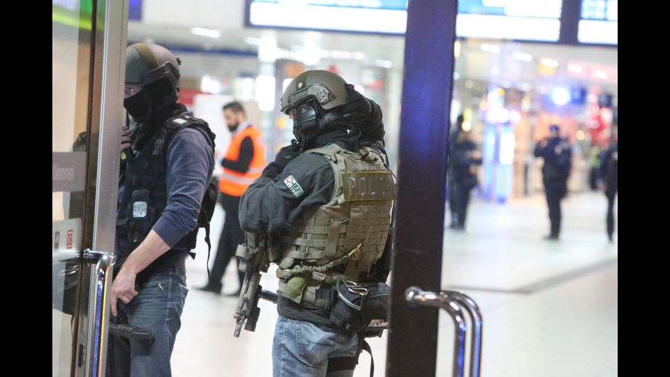 Una delle donne &egrave; stata ferita in modo grave ma non &egrave; in pericolo di vita. L'arrestato &egrave; un trentaseienne residente a Wuppertal, e originario della ex Jugoslavia, che soffrirebbe di problemi psichici.