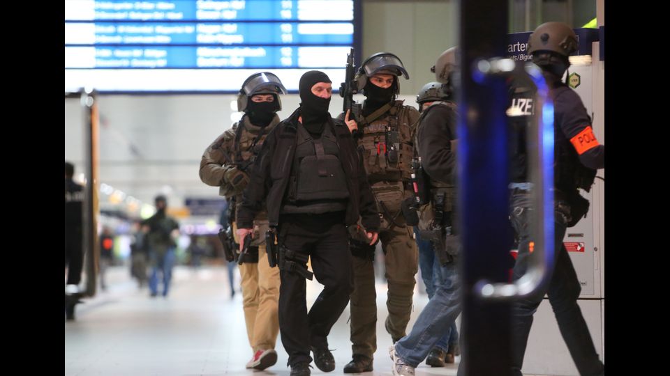 Secondo le testimonianze raccolte dai media tedeschi, l'individuo sarebbe sceso da un treno della S-Bahn nella stazione della citt&agrave; e avrebbe iniziato subito a menare fendenti sui passanti. Inizialmente la polizia aveva fermato altre due persone ma l'attentatore &egrave; uno solo, conferma la stampa locale.