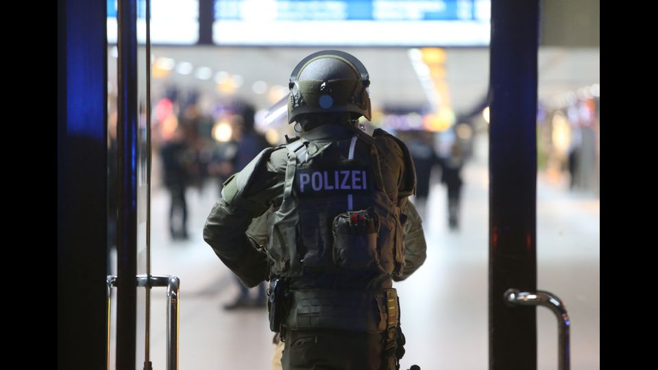 L'episodio ricorda quello avvenuto lo scorso luglio su un treno regionale diretto a Wurzburg, dove un rifugiato afgano aveva ferito gravemente con un ascia e un coltello quattro cittadini di Hong Kong, per poi essere ucciso dalla polizia. Questa volta, per&ograve;, sembrerebbero non esserci legami con l'islamismo.
