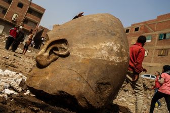 Straordinaria scoperta archeologica al Cairo. Dal terreno di el-Matariya, un sobborgo periferico della capitale egiziana sono riemersi i resti di un colosso alto otto metri che raffigurava un faraone, probabilmente Ramses II.