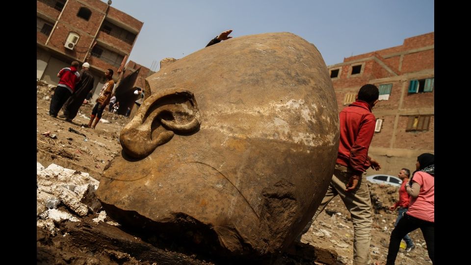 Straordinaria scoperta archeologica al Cairo. Dal terreno di el-Matariya, un sobborgo periferico della capitale egiziana sono riemersi i resti di un colosso alto otto metri che raffigurava un faraone, probabilmente Ramses II.