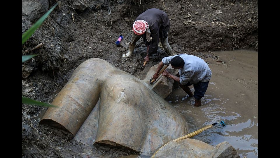 Per ora sono stati recuperati il busto e la testa dell'imponente manufatto che, secondo il ministro, &egrave; &quot;una delle pi&ugrave; importanti scoperte della storia del Paese&quot;.