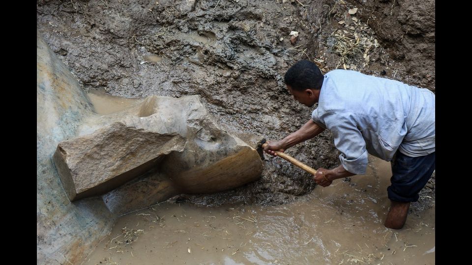 La statua &egrave; stata rinvenuta nei pressi delle rovine del tempio di Ramses II e ci&ograve; fa ritenere che raffiguri il faraone che govern&ograve; l'Egitto dal 1.279 al 1.213 A.C.