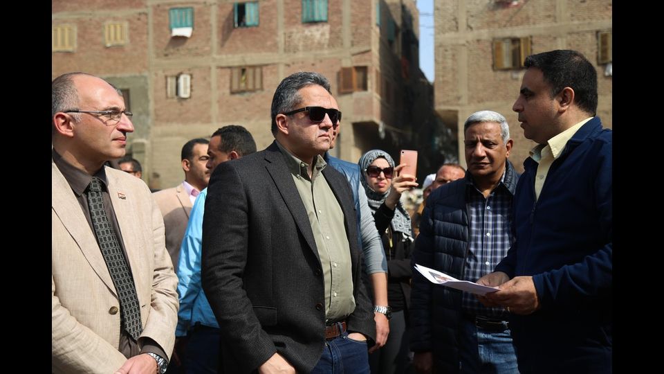 &quot;Marted&igrave; gli archeologi mi hanno chiamato per riferirmi la scoperta del colosso di un faraone, probabilmente Ramses II, fatto di quarzite&quot;, ha raccontato il ministro delle Antichit&agrave;, Khaled al Anani, ''abbiamo visto il busto e una parte della testa, poi la corona e ancora un frammento dell'orecchio e dell'occhio destro&quot;.