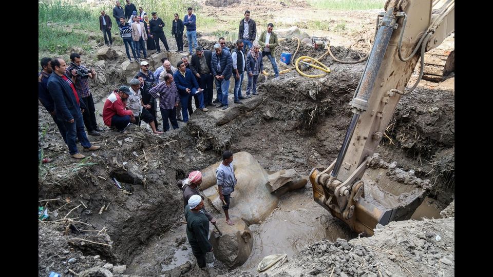 Oltre all'autorit&agrave; e agli archeologi, numerosi curiosi si sono radunati intorno al cantiere per assistere all'estrazione dei pezzi del gigante.