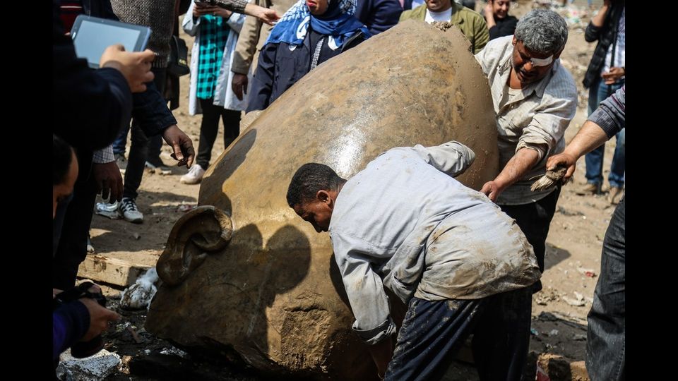 A rendere ancora pi&ugrave; probabile che si tratti di Ramses II &egrave; il ritrovamento nello stesso sito di&nbsp;una statua in calcare di dimensione umana del faraone Seti, figlio di Ramses II.