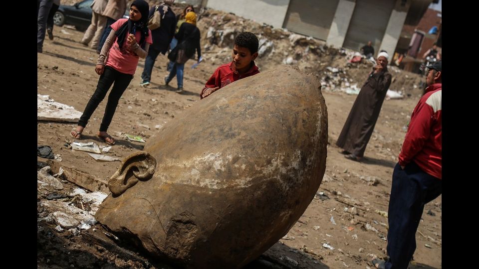 Gli archeologi sono ancora a lavoro per estrarre i pezzi rimanenti del gigante di pietra, nella speranza di poterne ripristinare l'antico aspetto.&nbsp;&nbsp;