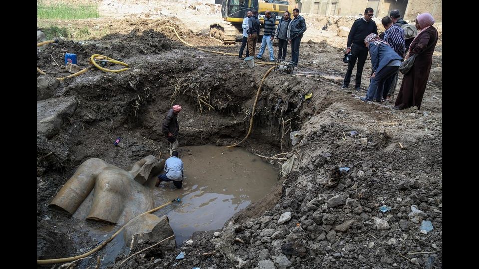 Solo alcuni giorni fa, gli archeologi egiziani avevano effettuato un'altra straordinaria scoperta: 66 statue della dea Sekhmet risalenti a 3.300 anni e trovate nel tempio del faraone Amenofi III a Luxor.