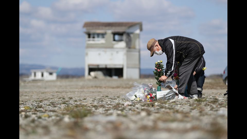 Namie, prefettura di FukushimaProprio per ricordare il momento del sisma, che ebbe epicentro di fronte la provincia di Miyagi, in molte citt&agrave; costiere &egrave; stato attivato l'allarme tsunami. E sono stati offerti omaggi floreali alle vittime in molte delle citt&agrave; pi&ugrave; piagate, tra cui Ishinomaki e Minamisanriku.(Afp)&nbsp;