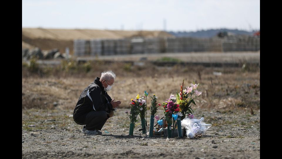 Namie, prefettura di FukushimaKazuo Sato, 75 anni, prega per il figlio scomparso Kenichi (Afp)