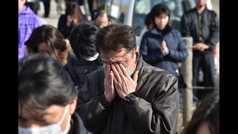 Natori, prefettura di Miyagi Il Giappone commemora il sesto anniversario del terremoto e dello tsunami che nel 2011 misero in ginocchio il Paese, causando oltre 18mila vittime e innescando la grave crisi nucleare di Fukushima.In tutto il Paese, soprattutto nelle zone pi&ugrave; colpite, ci sono state cerimonie di omaggio alle vittime e alle 14:46 ora locale, il momento esatto in cui si fermarono i sismografi, &egrave; stato osservato un minuto di silenzio.(Afp)&nbsp;