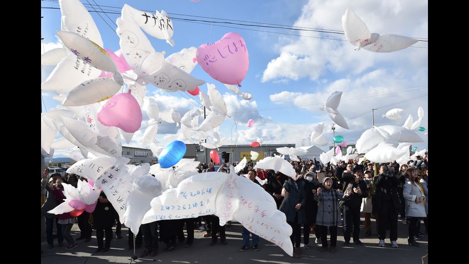 Natori, prefettura di Miyagi Palloni a forma di cuore e colombe di carta sono state lanciate in aria dopo la commemorazione di Natori(Afp)&nbsp;