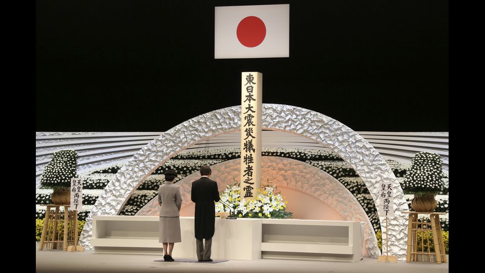 Altare per le vittime Tokyo L'11 marzo del 2011 un violentissimo terremoto, 9.0 di magnitudo sulla scala aperta di Richter, fece tremare il Paese, innescando un successivo tsunami, un'onda anomala che spazz&ograve; via la regione nipponica di Tohoku e caus&ograve; gravissimi danni alla centrale di Fukushima Daiichi.(Afp)&nbsp;