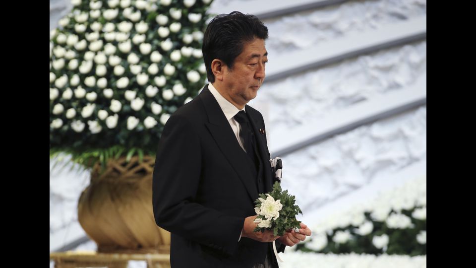 Altare per le vittime Tokyo&nbsp;Il premier nipponico, Shinzo Abe, ha presieduto la cerimonia a cui, per la prima volta dal 2012, non hanno partecipato l'imperatore Akihito e l'imperatrice Michiko. In rappresentanza della famiglia imperiale, erano presenti il principe Kishino, figlio minore dell'imperatore, e la moglie, la principessa Kiko.(Afp)