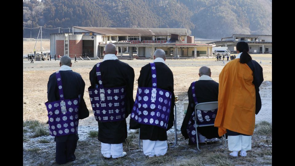 Ishinomaki, prefettura di Miyagi&nbsp;Monaci buddhisti pregano di fronte alla scuola elementare di Okawa nella citt&agrave; di Ishinomaki(Afp)