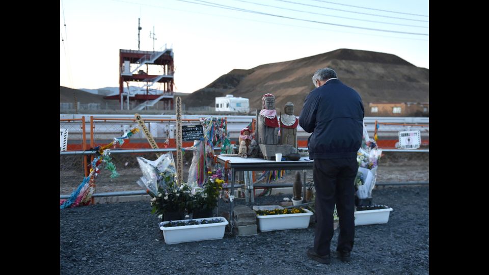 Citt&agrave; di Minami-Sanriku, nella prefettura di Miyagi&nbsp;Un uomo prega davanti all'altare messo in piedi li dove sorgeva il centro per la prevenzione disastri(Afp)