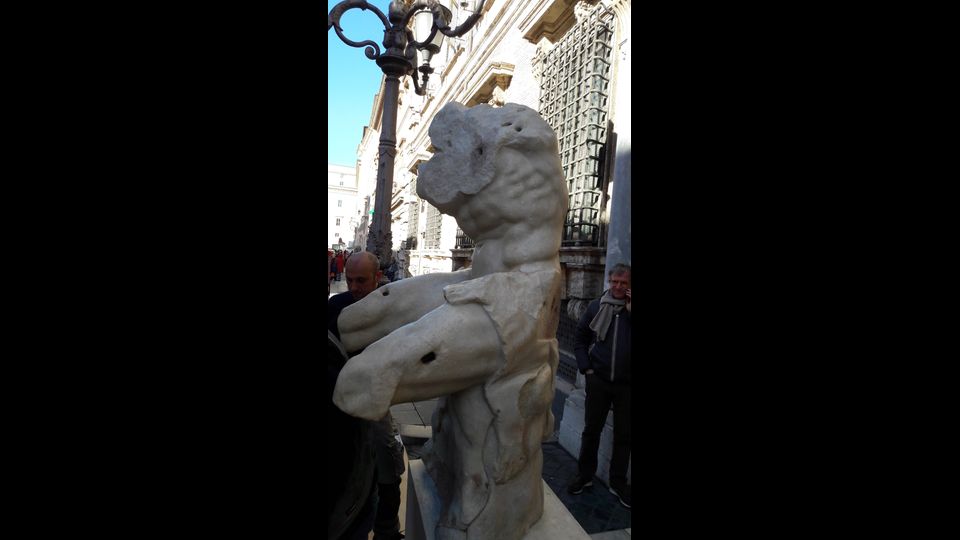 L'opera venne scoperta in una vigna romana, agli inizi del '500, e venne sistemata in quello che il Bramante aveva pensato come il punto focale del giardino in pendenza progettato per lo svago di Giulio II della Rovere